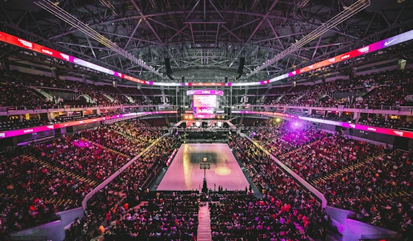 看球网NBA布鲁克林篮网对阵密尔沃基雄鹿的巴克莱中心比赛