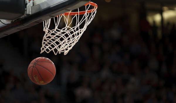 看球网NBA洛杉矶湖人队对阵金州勇士队的斯台普斯中心比赛画面